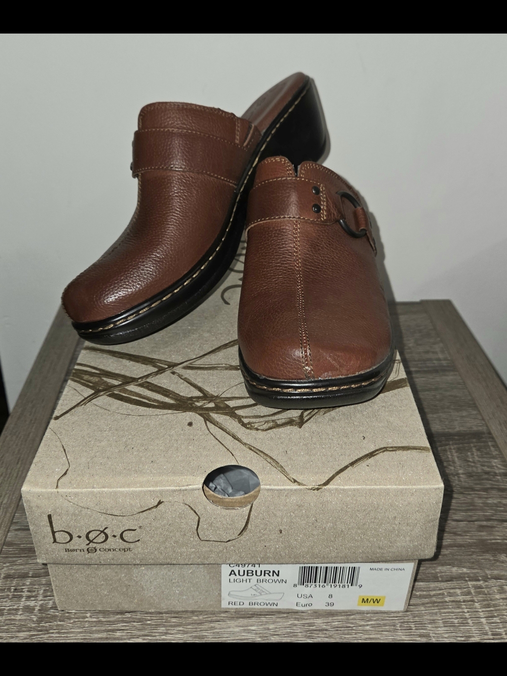 b.o.c Auburn Light Brown Clog with Artisan Details C49741 Women's Size 8.